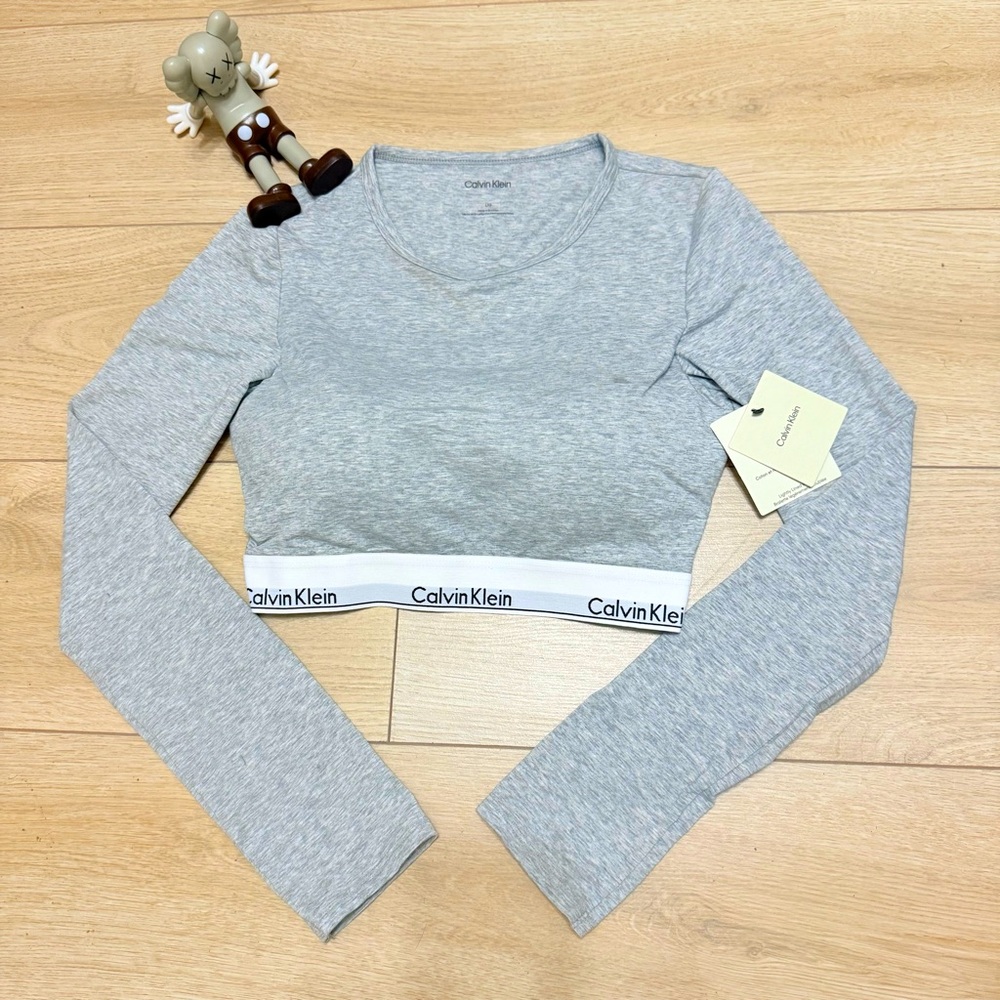 Calvin Klein Long Sleeve Crop Top -Light Grey - Padded - Barely worn